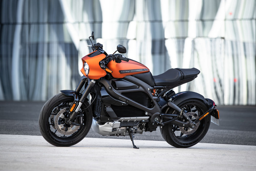 Ungewohnt sportlich: Die kurze Sitzbank scheint über dem Hinterrad zu schweben. Der Zahnriemen ist rechts statt wie bei Harley Davidson üblich links.